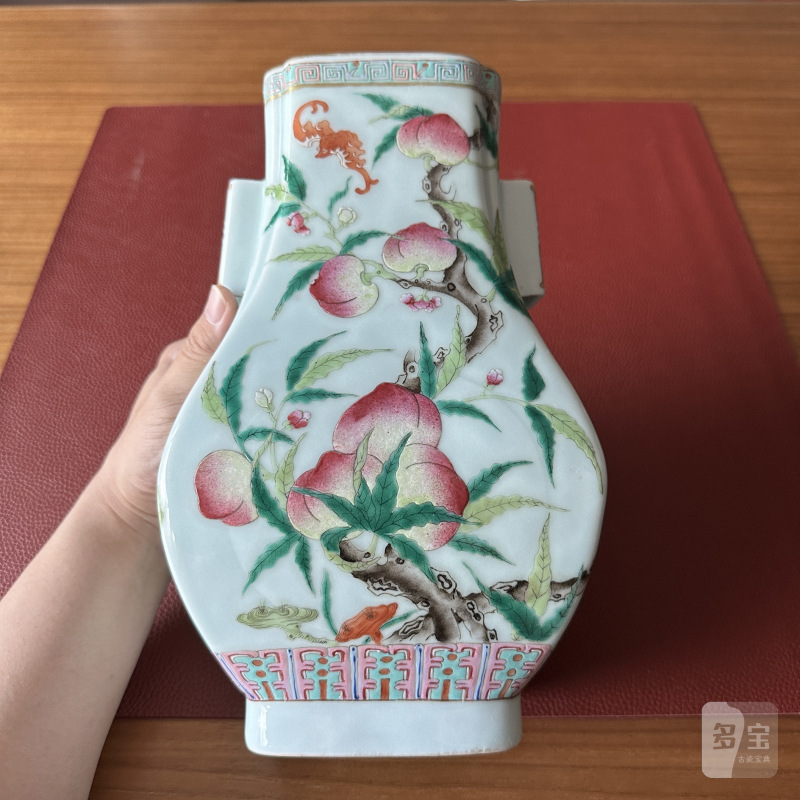清光绪 青釉粉彩九桃纹贯耳瓶一对 - 图21